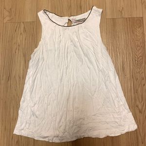 ✨HP✨ 🦋 3/$9 Forever 21 white top w/ gold detail